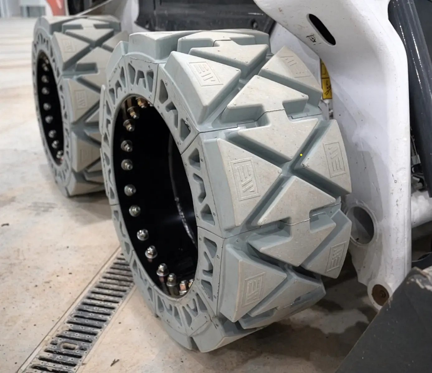 skid steer ewrs-hs-nm solid tires