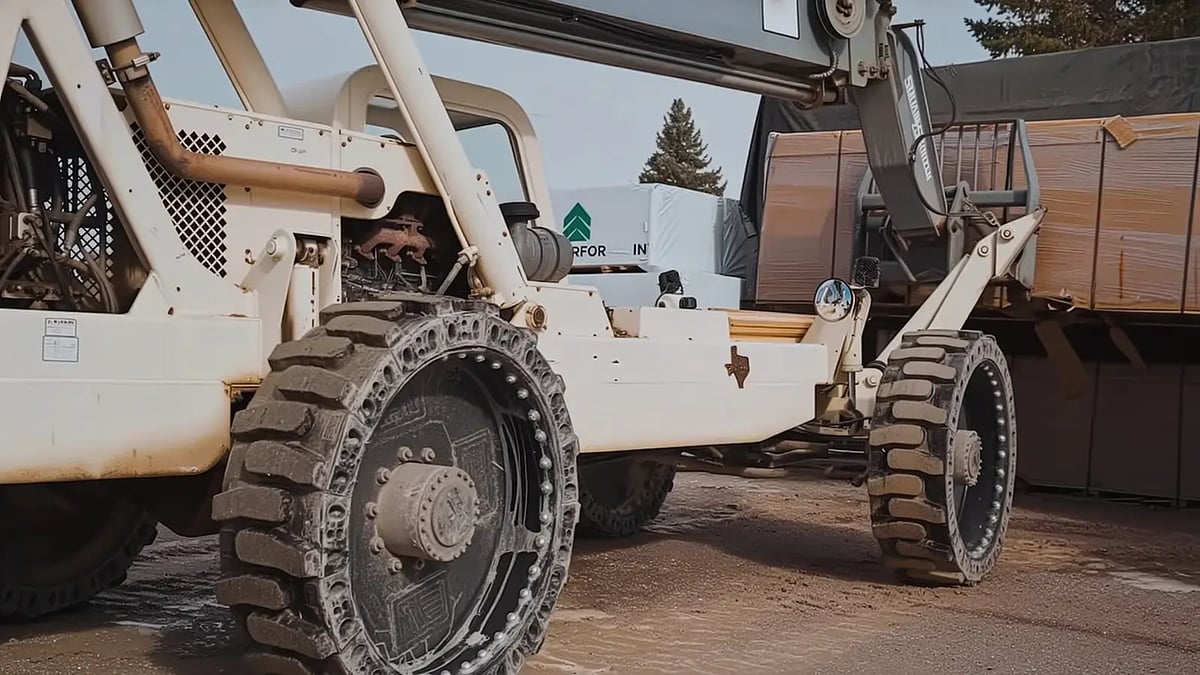 advantages of telehandler solid tires