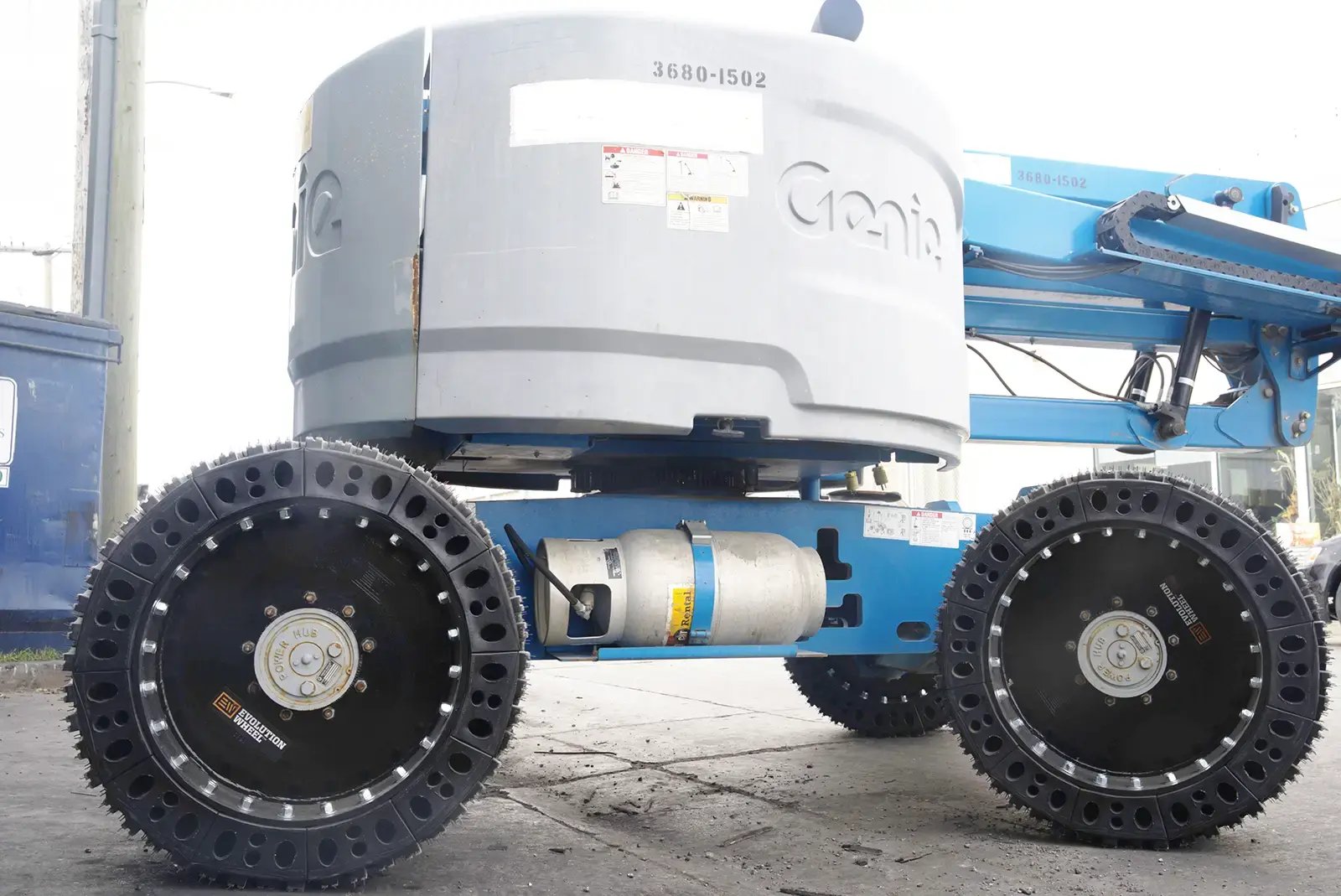 aerial lift solid tire