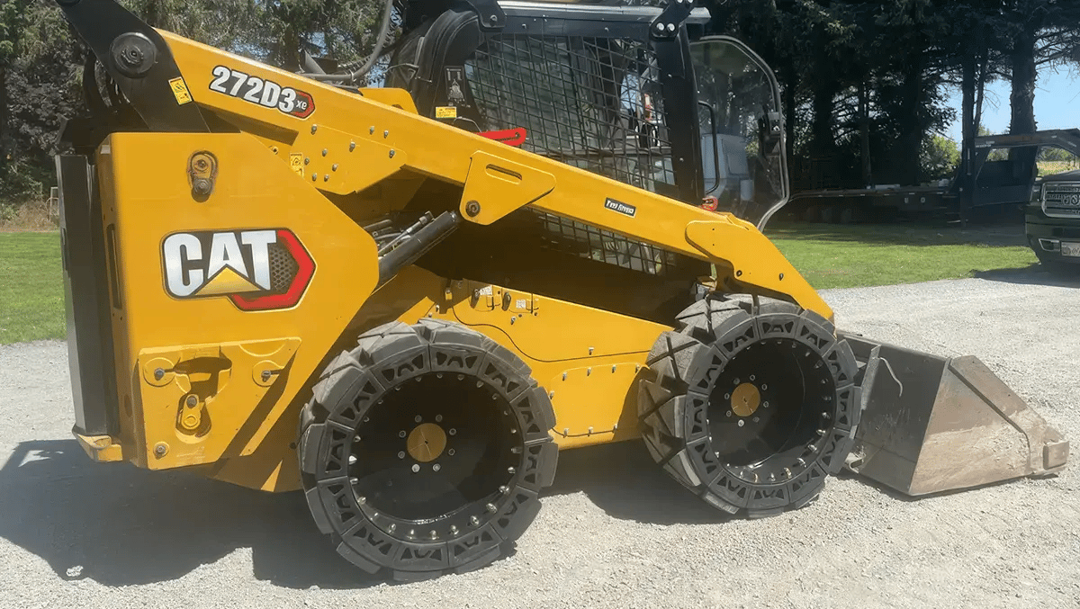 cat 272 D3 skid steer tires